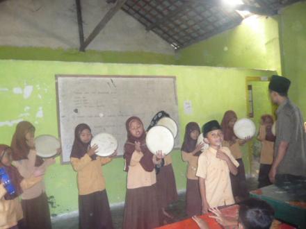 TRAINING QASIDAH DI MI NW ASSIRAJUDIN MONTONG GAMANG